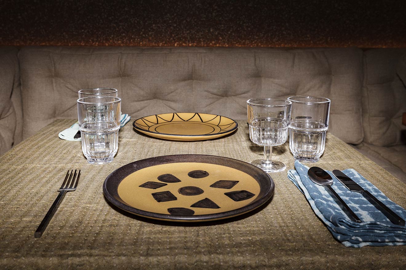 Découvrez l'art de la table pour la maison dans le nouvel éditorial d'OFELIA Home & Decor. 